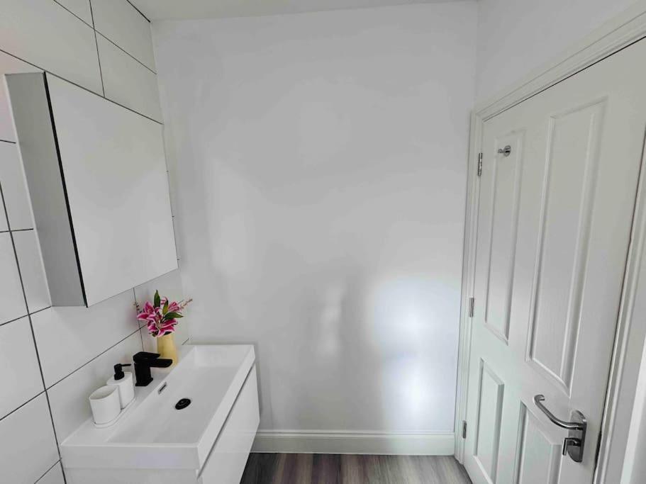 Cosy 1-Bed Flat 30Min To Central London & Parking 外观 照片